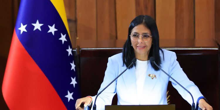 Presidente interina da Venezuela 'rebate' Trump e diz que país manterá controle de seu petróleo após acordo