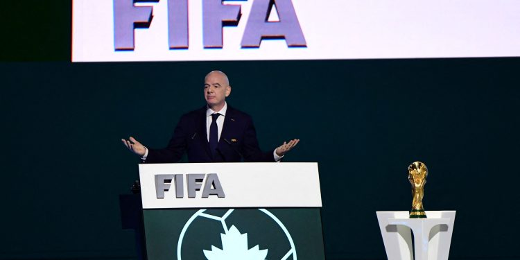 Pressionado na Fifa, Infantino exibe quem ainda o apoia: lista tem países não democráticos e de pouca tradição no futebol