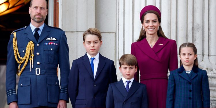 Príncipe George terá primeiro celular, mas modelo escolhido por William e Kate Middleton chama atenção