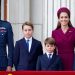 Príncipe George terá primeiro celular, mas modelo escolhido por William e Kate Middleton chama atenção