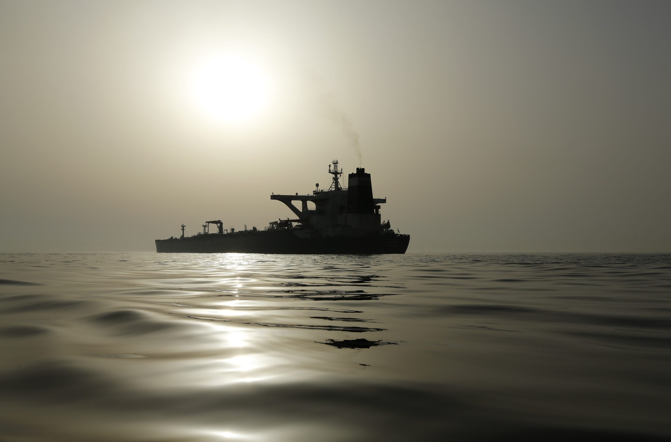 Projétil de origem desconhecida atinge navio-tanque no Estreito de Ormuz