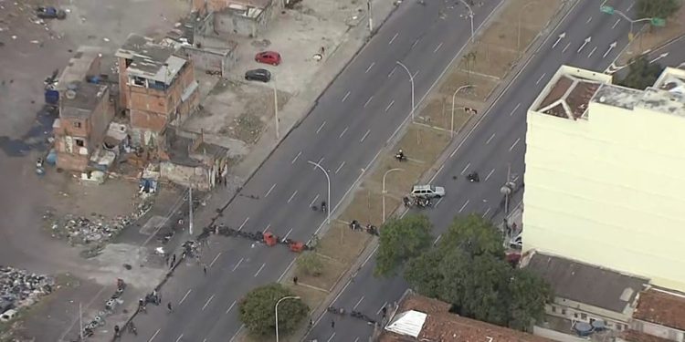 Protesto fecha Avenida São Francisco Xavier, no Maracanã