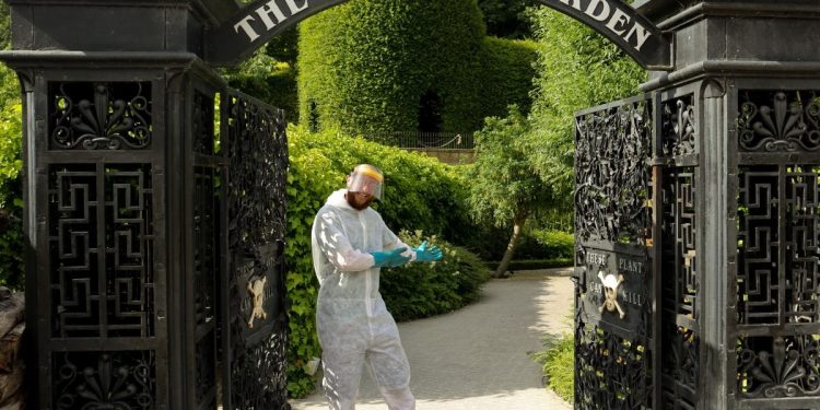 Próximo a castelo que foi cenário de Harry Potter, jardim mais venenoso do mundo tem plantas que não podem ser tocadas nem cheiradas