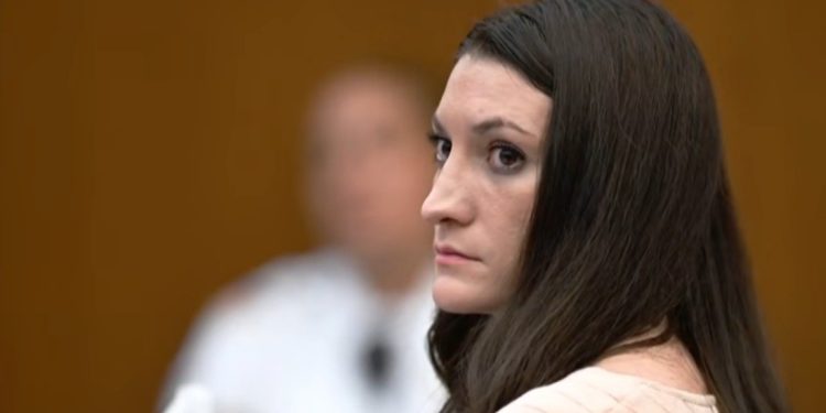 Psicose ou premeditação? Entenda a divergência entre defesa e acusação em caso de mãe que matou três filhos nos EUA