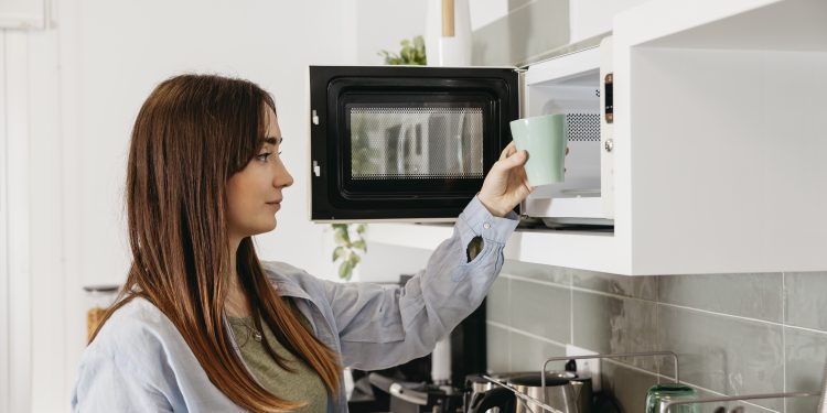 Quais são os riscos de usar o micro-ondas em casa e como podemos minimizá-los?