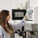 Quais são os riscos de usar o micro-ondas em casa e como podemos minimizá-los?