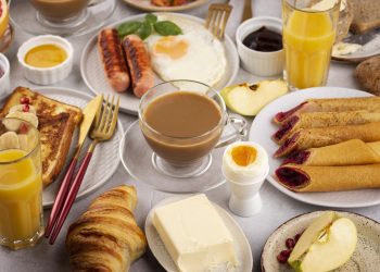Qual o horário do café da manhã e do jantar ideal para aumentar a longevidade? Novo estudo mostra