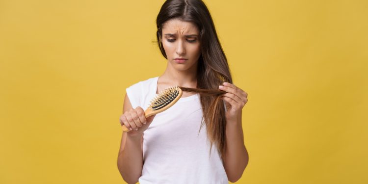 Quando a queda de cabelo deixa de ser normal? Veja os sinais de alerta