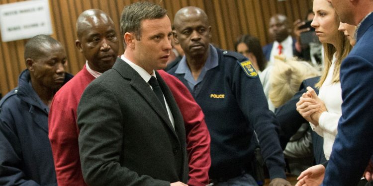Quase dez anos após matar a namorada, Oscar Pistorius vive sob liberdade condicional e faz tratamento para controle da raiva