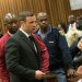 Quase dez anos após matar a namorada, Oscar Pistorius vive sob liberdade condicional e faz tratamento para controle da raiva