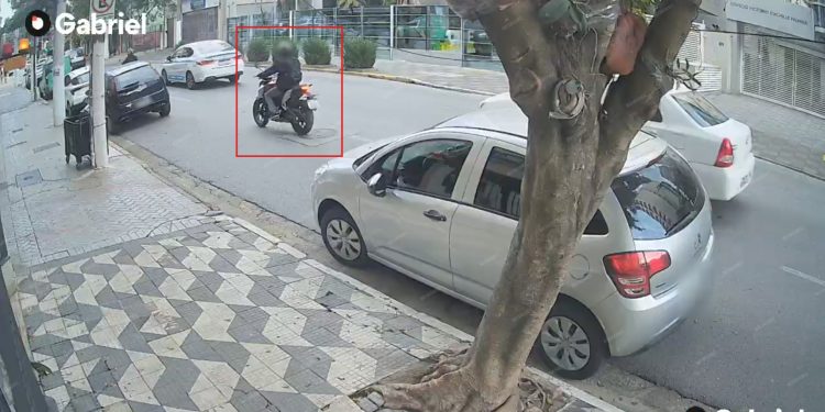 Quatro mulheres são assaltadas por criminoso armado em motocicleta em bairro nobre de São Paulo; veja vídeo