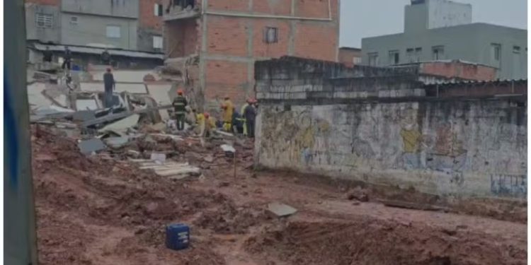 Quatro pessoas são resgatadas após desabamento de imóvel em São Bernardo do Campo, na Grande SP