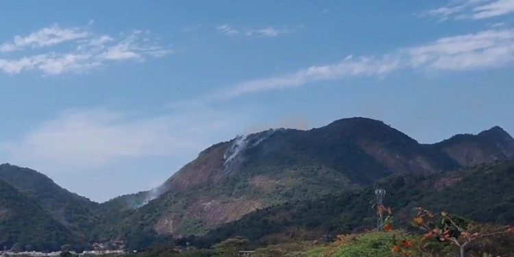 Queda de balão causa incêndio na Serra da Tiririca em Niterói