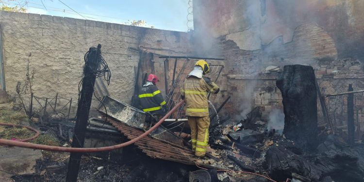 Queima de lixo provoca incêndio e destrói pertences de moradores em Belo Horizonte