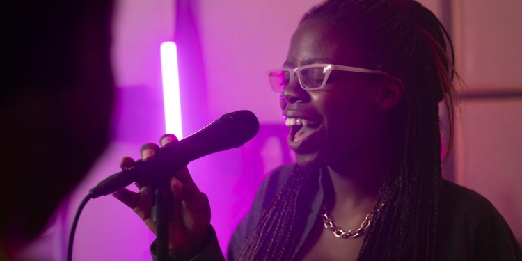 Quem canta os males espanta? Entenda o que a ciência diz