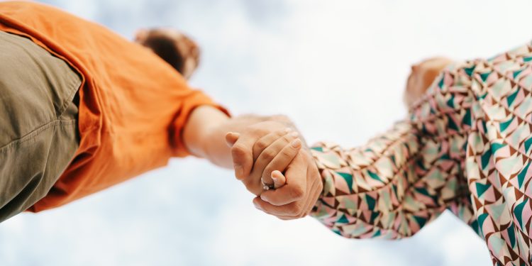 Quem desconfia mais do cônjuge: homens ou mulheres? Confira o resultado de pesquisa Genial/Quaest