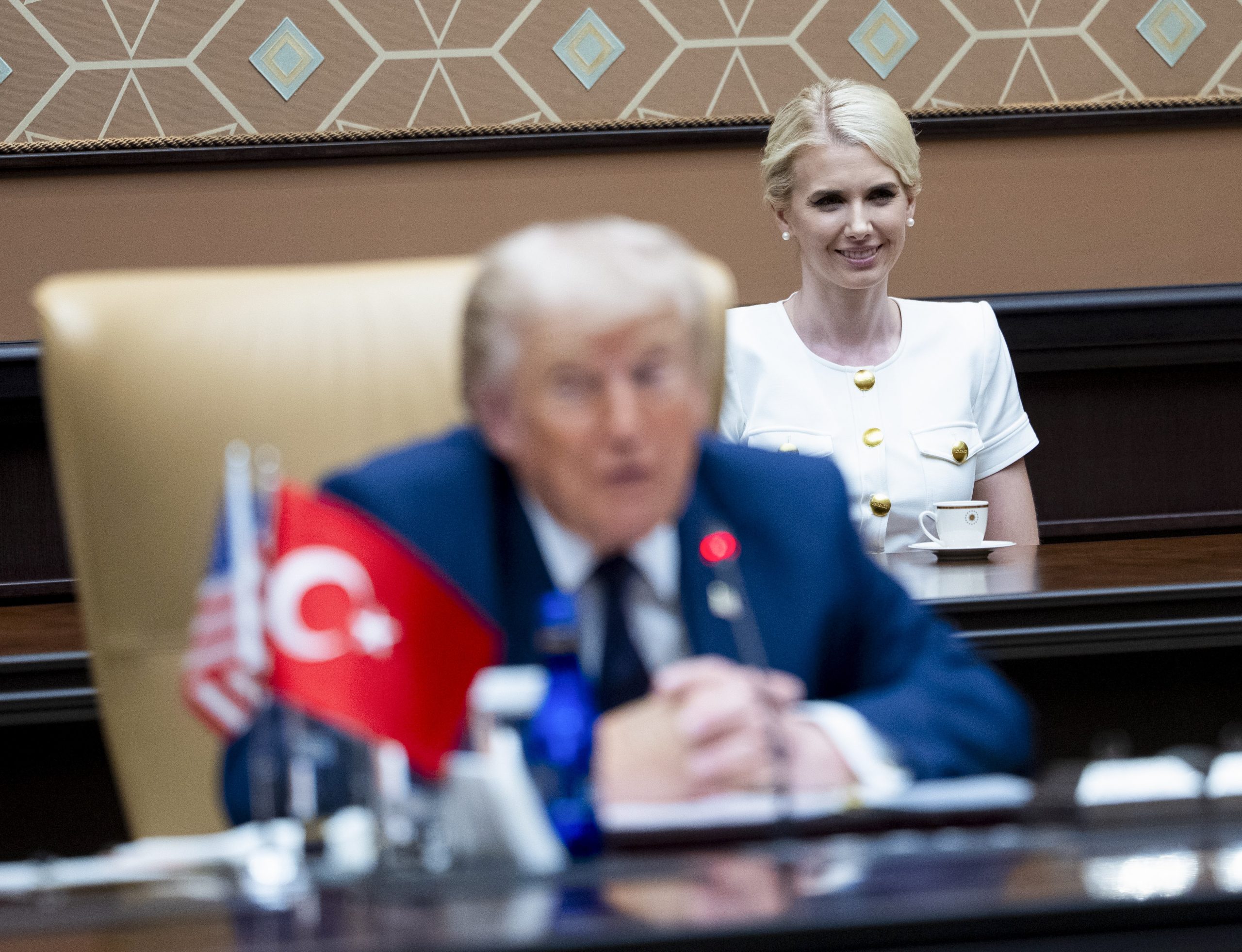 Quem é a devota assessora de Trump que estava com ele no contêiner de serviço de bordo usado para retirá-lo da Turquia