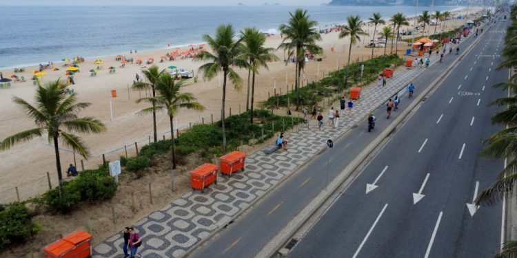 Quem pula no pula-pula do Leblon?