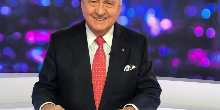 Radialista e ex-treinador da seleção australiana de rugby vai a julgamento por 22 acusações de crimes sexuais contra seis homens