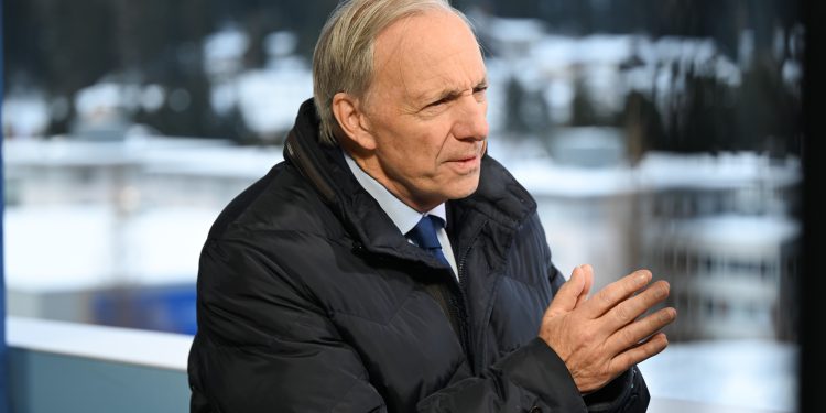 Ray Dalio, investidor bilionário, alerta para risco de crise da dívida nos EUA e recomenda vender títulos e comprar ouro e Bitcoin