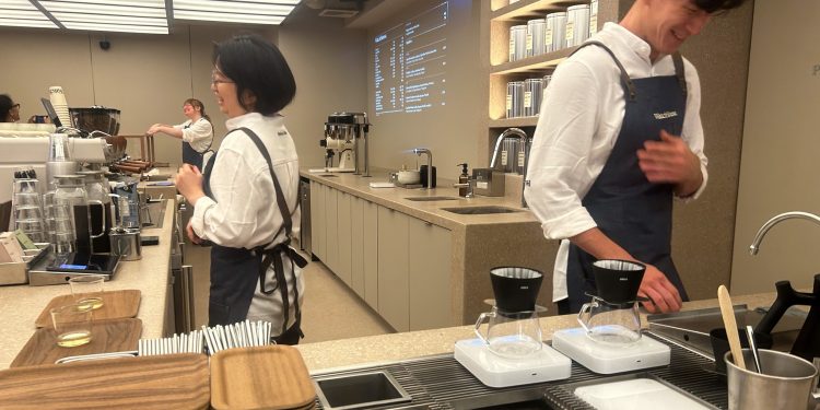 Rede de cafeterias de luxo aposta que consumidores estão dispostos a pagar R$ 160 por uma xícara de café