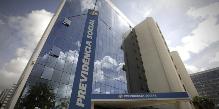 Redução na fila do INSS é bem-vinda, mas método usado desperta ceticismo