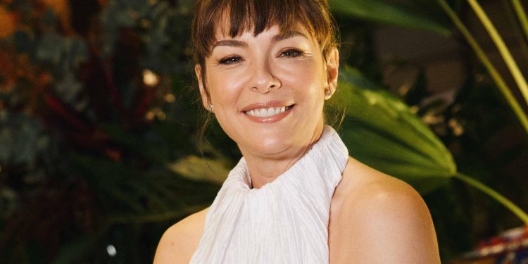 Regiane Alves fala sobre volta às novelas, nova peça, maternidade e menopausa: 'Não tem como fugir'
