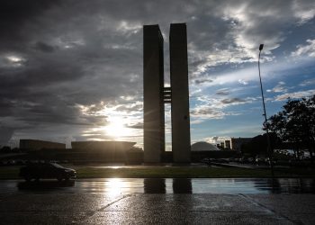 Relator do fim da ‘taxa das blusinhas’ será escolhido só em setembro, a sete dias de MP perder validade