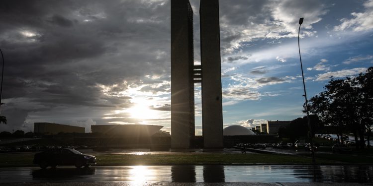 Relator do fim da ‘taxa das blusinhas’ será escolhido só em setembro, a sete dias de MP perder validade