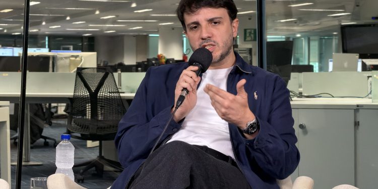 Renan Santos diz que era 'SUScético até estudar' e defende sistema de saúde baseado em modelo adotado em El Salvador
