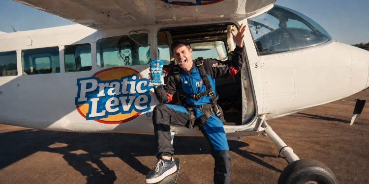 Rezende leva publicidade a outro nível em ação da Pratic Leve nos céus