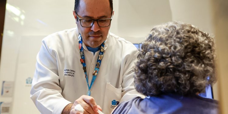 Rio amplia vacinação contra Covid-19 com dose atualizada para idosos a partir de 60 anos