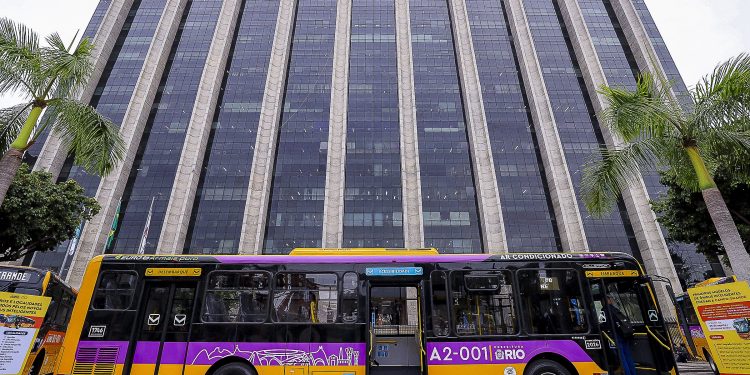 Rio começa a receber ônibus de piso baixo que 'se ajoelham' para facilitar embarque; 169 veículos começam a operar na em agosto