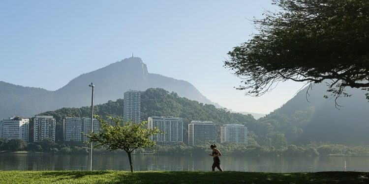 Rio pode chegar a 35°C antes da passagem de frente fria; ventos de quase 50 km/h já se aproximam