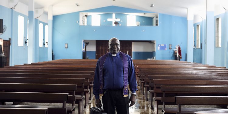 Rio tem 17 padres exorcistas que unem fé e rigor médico em rituais