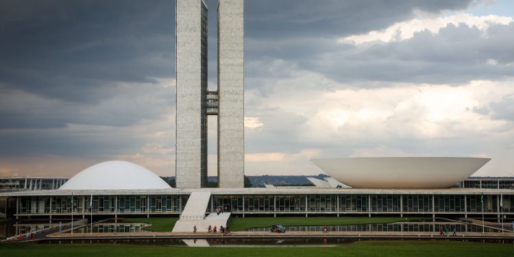 Risco de derrota, falta de alianças e acordos políticos afastam das urnas ministros, ex-governadores e ex-presidentes do Senado; veja os nomes