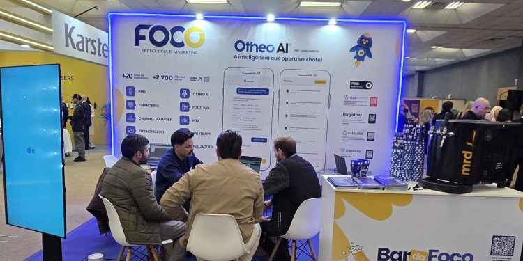 Robô-concierge com IA da Foco é destaque no Encatho 2026