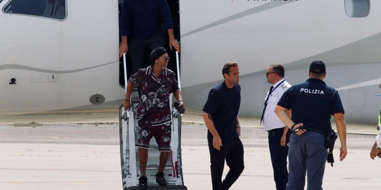 Ronaldinho desembarca na Itália para sua apresentação como jogador do Ravenna, da terceira divisão