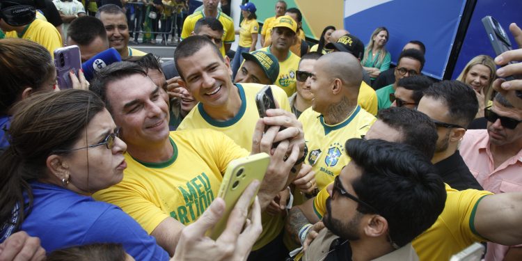 Ruas inicia campanha falando em 'novo tempo' para o Rio, mas recebe pouco espaço durante ato bolsonarista em Copacabana