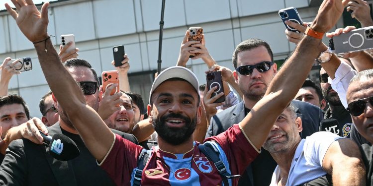 Salah é recebido com festa da torcida do Trabzonspor em chegada a Instambul