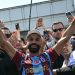 Salah é recebido com festa da torcida do Trabzonspor em chegada a Instambul