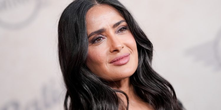 Salma Hayek não lava o rosto pela manhã? Entenda o hábito da atriz