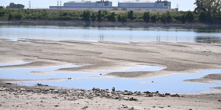 Seca no rio Danúbio suspende atividades da única usina nuclear da Hungria pela 1ª vez em 44 anos