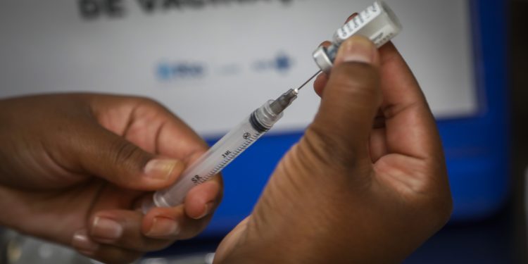 Seis anos após a pandemia, debate sobre vacina contra a Covid ressurge nas redes e reacende polarização