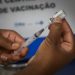 Seis anos após a pandemia, debate sobre vacina contra a Covid ressurge nas redes e reacende polarização