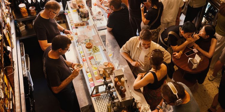 Seis bares em Barcelona onde ainda se pode petiscar e bebericar como nos velhos tempos