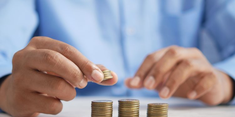 Selic cai para 14% ao ano: ainda vale a pena investir em renda fixa? Especialistas respondem