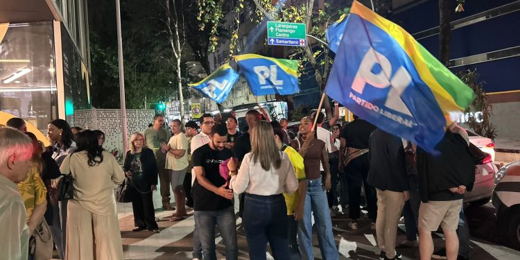 Sem Eduardo Paes, candidatos realizam primeiro debate ao governo do Rio; acompanhe
