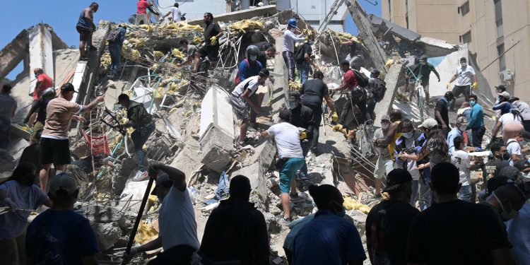 Sem teste de DNA, pais não conseguem recuperar corpo de bebê morto em terremoto na Colômbia; IML também não supre demanda