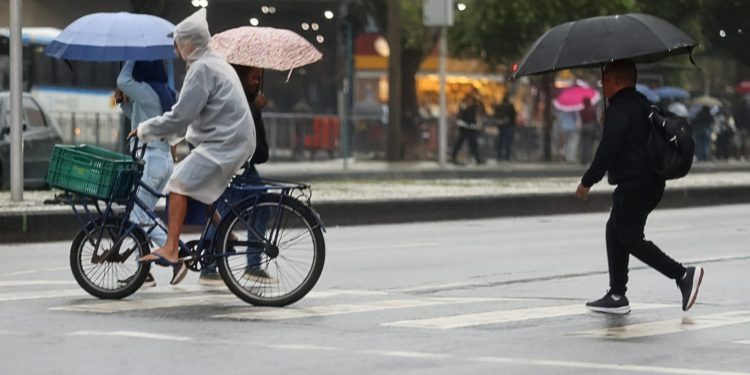 Semana começa com chuva e temperaturas em queda no Rio; máxima prevista para esta segunda é de 26 graus
